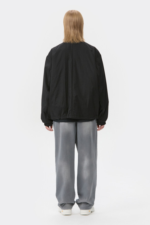 블랙 하이넥 패디드 블루종은 남성용 점퍼로, 가을과 겨울에 따뜻하게 착용할 수 있는 두꺼운 두께감의 패딩 코트입니다. 스포티하면서도 캐주얼한 스타일을 연출하며, 일상 및 출근, 여행 시에도 활용하기 좋습니다. 나일론과 폴리우레탄 혼방 소재로 제작되어 넉넉한 오버핏을 자랑하며, YKK 2-Way 지퍼, 넥 이면 니트 시보리, 소매/밑단 밴딩 마감으로 편안한 착용감을 선사합니다. 보온 기능을 갖춰 추운 날씨에도 따뜻함을 유지하며, 무지 디자인으로 미니멀한 스타일을 완성합니다.
