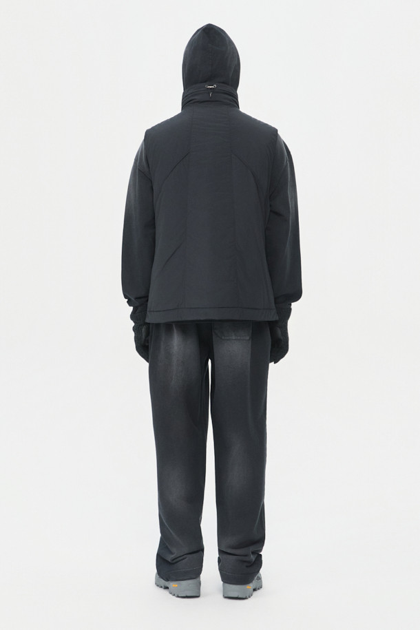 블랙 인시전 패디드 베스트는 가을과 겨울 시즌, 일상 및 출근룩, 여행룩에 모두 잘 어울리는 미니멀한 스타일의 패딩 베스트입니다. 하이넥 디자인과 YKK 2-Way 지퍼, 몸판 절개 디테일이 특징이며, 릴렉스 핏으로 편안한 착용감을 선사합니다.  나일론 소재로 제작되어 두꺼운 두께감과 은은한 광택감을 자랑하며, 무지 스타일로 어떤 룩에도 쉽게 매치할 수 있습니다. 스트링과 스토퍼 디테일이 더해져 더욱 세련된 느낌을 줍니다. 민소매 디자인으로 다양한 레이어드 연출이 가능합니다.
