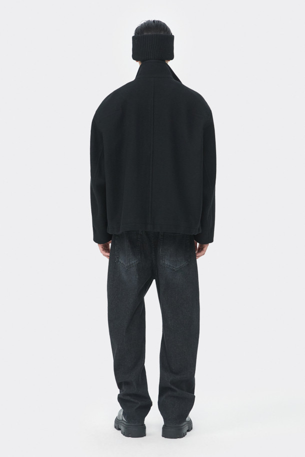 블랙 울 하이넥 재킷은 미니멀하고 베이직한 스타일을 추구하는 남성 고객을 위한 아우터입니다. 가을과 겨울, 출근룩에 적합하며, 오버핏으로 편안한 착용감을 선사합니다. 울과 나일론 혼방의 두꺼운 소재로 제작되어 보온성을 높였으며, 하이넥 디자인과 긴소매가 특징입니다. YKK 2-Way 지퍼, 밑단 스트링, 넥 이면 시보리 디테일로 기능성을 더했습니다.
