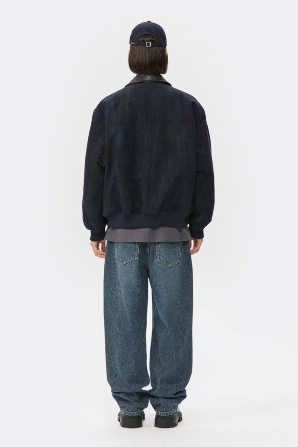 네이비 울 자카드 재킷은 가을과 겨울, 두 계절에 걸쳐 활용하기 좋은 남성용 점퍼입니다. 베이직하면서도 캐주얼한 스타일로, 출근룩과 데이트룩 등 다양한 TPO에 적합합니다. 고급스러운 울, 면, 폴리에스테르, 나일론 혼방 소재로 제작되어 두꺼운 두께감과 넉넉한 오버핏으로 편안한 착용감을 선사합니다. 자카드 패턴이 은은하게 돋보이며, 시보리 디테일과 YKK 2-Way 지퍼를 사용하여 실용성까지 더했습니다. 캐주얼, 클래식, 미니멀 스타일을 즐기는 남성분들께 추천합니다.
