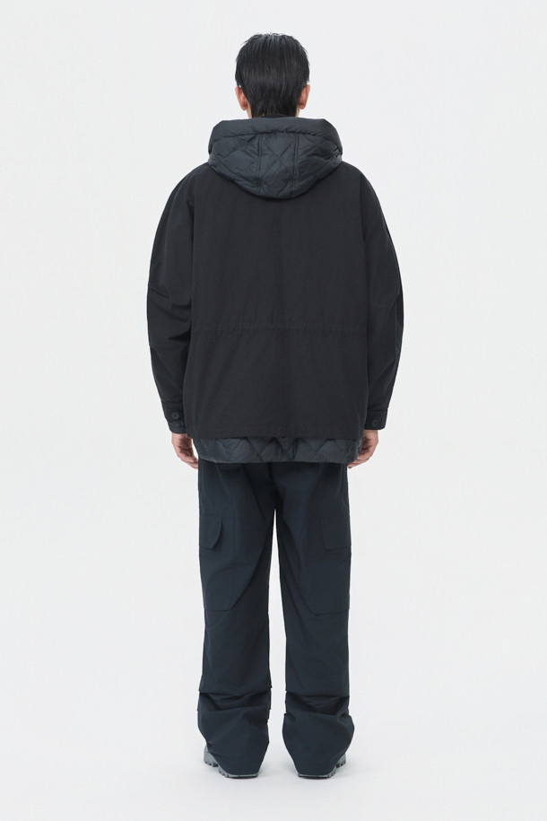 블랙 후드 라이너 필드 재킷은 남성용 점퍼로, 가을과 겨울에 착용하기 좋은 캐주얼 스타일의 아우터입니다. 무지 패턴의 블랙 컬러에 오버핏으로 디자인되었으며, 두꺼운 두께감으로 따뜻함을 더했습니다. 코튼, 폴리에스테르, 나일론 혼방 소재로 제작되었으며, 탈부착 가능한 다운 라이너가 내장되어 있어 보온성을 높였습니다. 허리 스트링과 YKK 2-Way 지퍼 디테일로 실용성을 더했으며, 긴소매와 후드 디자인으로 편안한 착용감을 제공합니다. 안감은 나일론 소재를 사용했습니다.
