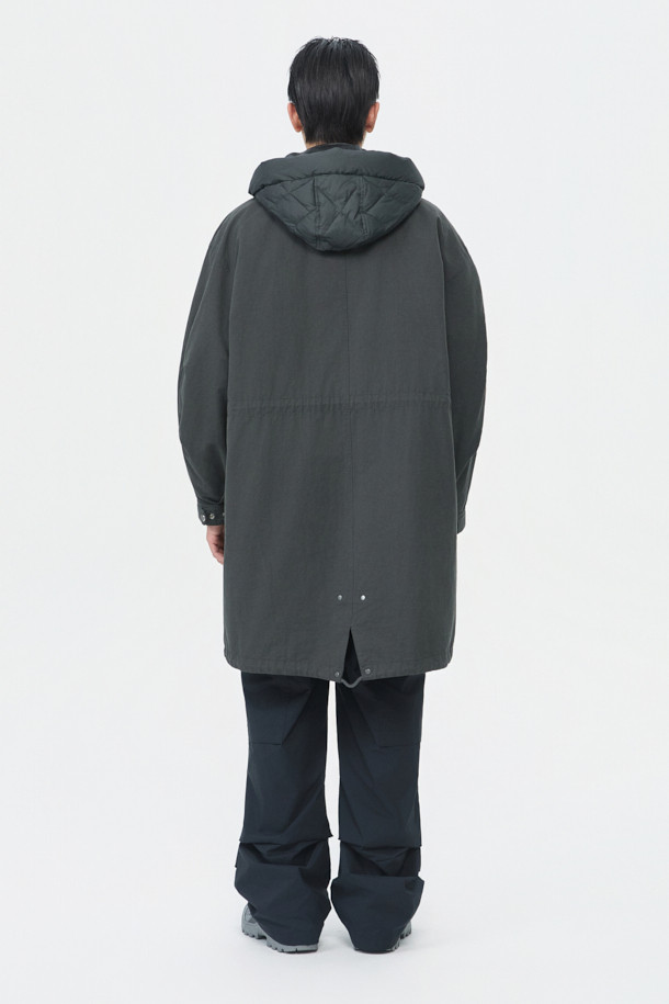 다크 그레이 컬러의 Grey Hood Liner Field Coat (그레이 후드 라이너 필드 코트)입니다. 코튼, 폴리에스테르, 나일론 혼방의 겉감과 두꺼운 두께감으로 겨울철 보온성을 높였습니다. 탈부착 가능한 다운 라이너가 포함되어 있어, 더욱 따뜻하게 착용할 수 있습니다. 허리 스트링과 YKK 2-Way 지퍼, 후드 디자인으로 캐주얼하고 미니멀한 스타일을 연출합니다. 출근룩은 물론, 일상에서도 베이직하게 활용하기 좋은 오버핏 점퍼입니다.
