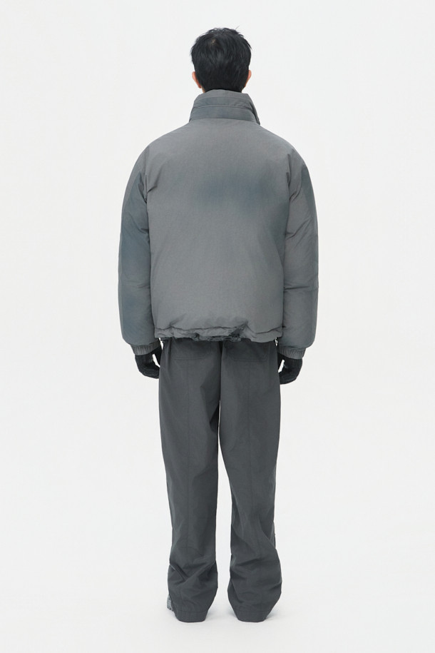 리버시블 다운 재킷은 겨울철 일상과 여행룩에 모두 활용하기 좋은 남성용 아우터입니다. 블랙 컬러의 무지 디자인으로, 캐주얼, 미니멀, 클래식 스타일을 즐겨 입는 분들께 추천합니다. 구스다운 80:20 충전재를 사용하여 보온성을 높였으며, YKK 2-Way 지퍼와 빈티지 워싱 디테일로 고급스러움을 더했습니다. 두꺼운 두께감의 오버핏으로 편안한 착용감을 선사하며, 필요에 따라 양면을 활용할 수 있어 실용적입니다. 긴 소매 기장의 레귤러 기장으로, 어떤 스타일에도 자연스럽게 매치됩니다.
