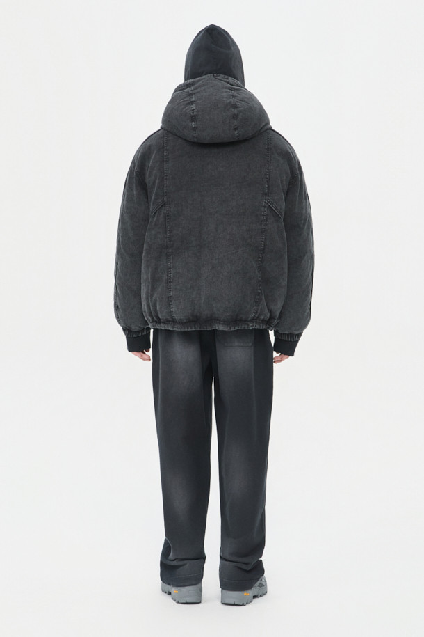 그레이 데님 다잉 후드 다운 재킷은 남성용 겨울 아우터입니다. 캐주얼 및 빈티지 스타일을 결합하여 독특한 분위기를 연출하며, 오버핏의 넉넉한 핏으로 편안함을 더했습니다. 무지 패턴의 데님 소재에 구스다운 80:20 충전재를 사용하여 보온성을 높였으며, 빈티지한 촉감이 특징입니다. YKK 2-Way 지퍼와 파이핑 라인 디테일로 디자인의 완성도를 높였으며, 두꺼운 두께감으로 추운 날씨에도 따뜻하게 착용할 수 있습니다.
