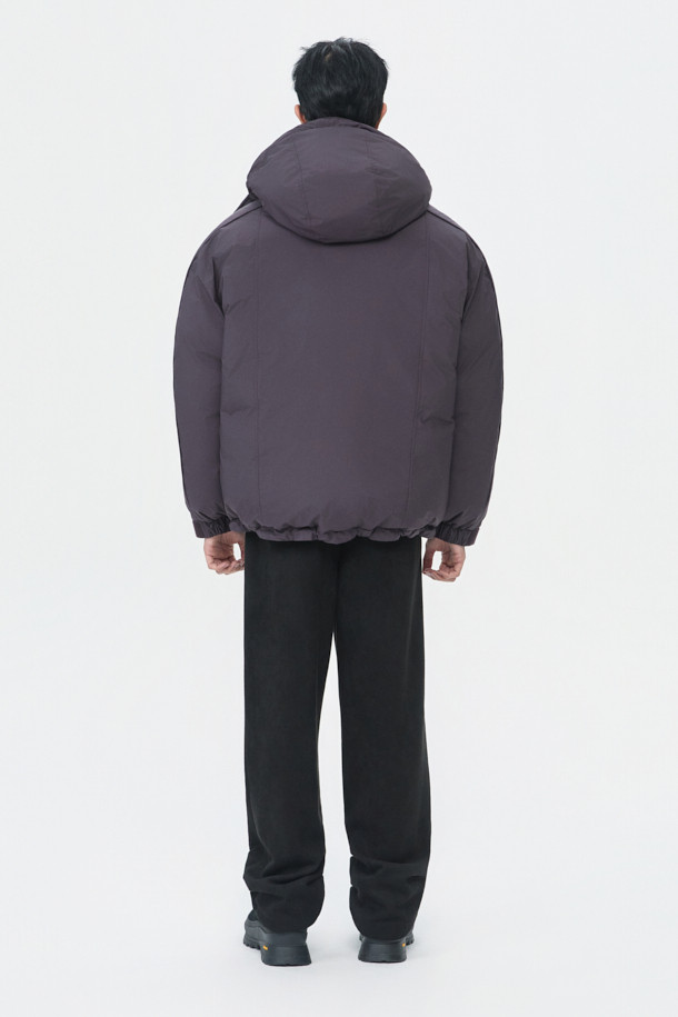 와인 컬러의 Wine Light Fabric 후드 다운 재킷은 겨울철 일상룩과 출근룩에 모두 잘 어울리는 남성용 아우터입니다. 미니멀한 스타일을 추구하는 남성분들을 위한 오버핏 디자인으로, 부드러운 촉감의 폴리에스터 소재와 두꺼운 두께감으로 따뜻함을 선사합니다. 구스다운 80:20 충전재를 사용하여 보온성을 높였으며, ITALY LIMONTA 초경량 소재로 제작되어 가볍고 편안한 착용감을 제공합니다. YKK 2-Way 지퍼 디테일로 실용성을 더했으며, 레귤러 기장의 후드 디자인으로 캐주얼하면서도 클래식한 분위기를 연출합니다.
