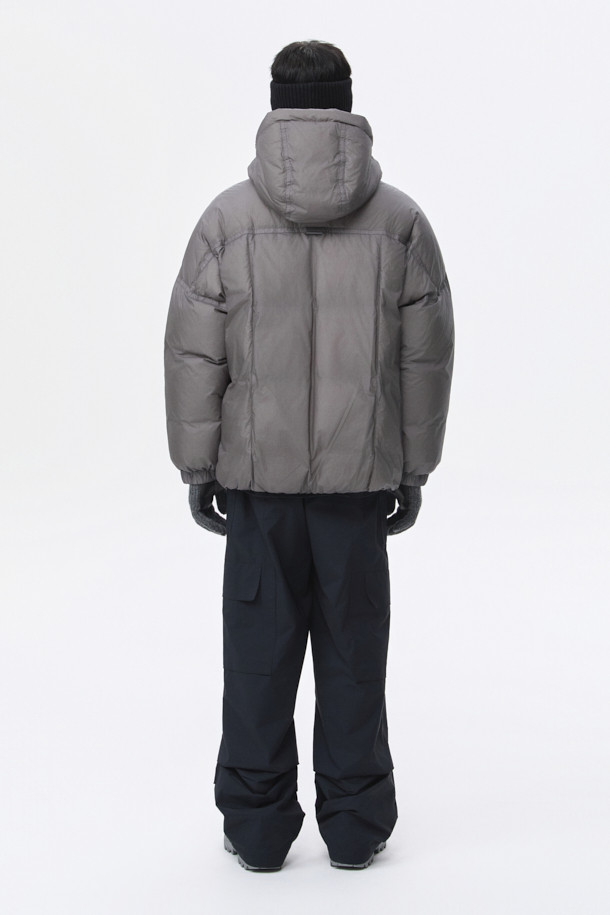 그레이 미들 후드 다운 재킷은 남성용 아우터로, 겨울철 캐주얼 스타일을 연출하기에 적합합니다. 무지 디자인에 오버핏으로 제작되어 편안한 착용감을 선사하며, 출근룩 및 캠핑룩 등 다양한 TPO에 활용할 수 있습니다. 80:20 구스다운 충전재와 두꺼운 두께감으로 뛰어난 보온성을 자랑하며, 벨크로 탈부착 후드, YKK 2-Way 지퍼, 초경량 소재 등 실용적인 기능성을 갖추었습니다. 시티보이, 미니멀 스타일을 선호하는 남성에게 추천하는 필수 아이템입니다.
