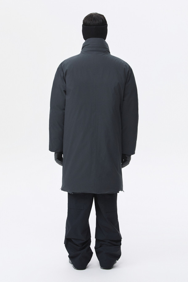 세련된 그레이 롱 다운 재킷입니다. 겨울철 추위를 완벽하게 막아줄 두꺼운 두께감과 오버핏 디자인으로 편안한 착용감을 선사합니다. 미니멀하고 베이직한 스타일로, 출근룩을 포함한 다양한 일상 패션에 활용하기 좋습니다. 80:20 구스다운 충전재와 YKK 2-Way 지퍼, 사이드 지퍼 슬릿, 히든 포켓 디테일로 기능성과 디자인을 모두 갖췄습니다. 폴리에스테르 소재로 제작되어 관리가 용이하며, 긴 소매 기장으로 보온성을 높였습니다.
