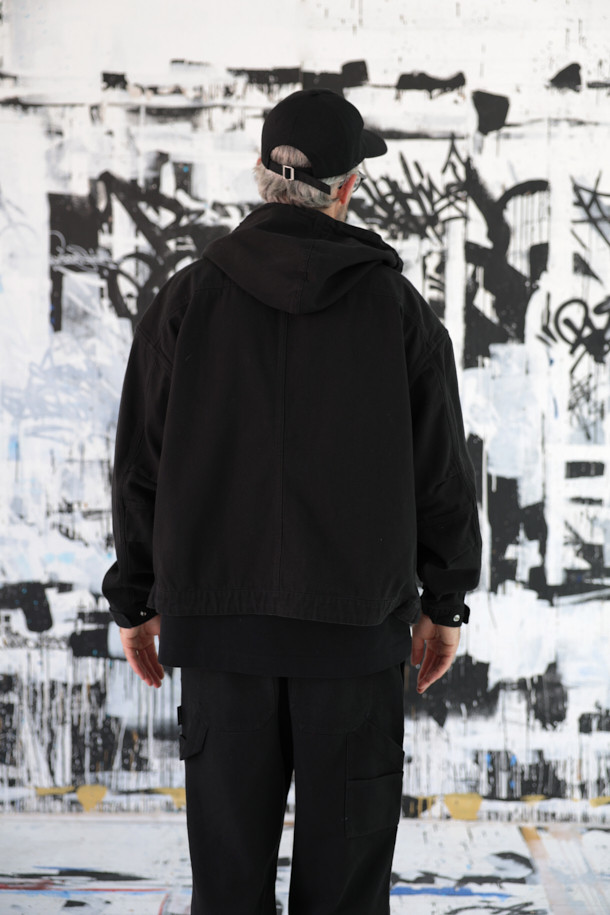 **[BISCO SMITH] 블랙 코튼 후드 집업 재킷**

[BISCO SMITH] 블랙 코튼 후드 집업 재킷은 봄, 가을 간절기에 적합한 아우터입니다. 캐주얼, 스트릿 스타일을 넘나드는 디자인으로, 릴랙스 핏의 크롭 기장이 특징입니다. 면 소재로 제작되어 두꺼운 두께감을 자랑하며, YKK 2-Way 지퍼, 후드 및 밑단 스트링, 전면 포켓 등 실용적인 디테일이 돋보입니다. 'AsAbove' 작품 자수 디테일이 돋보이는 이 재킷은 동네 마실룩, 캠핑룩 등 다양한 TPO에 활용하기 좋습니다.
