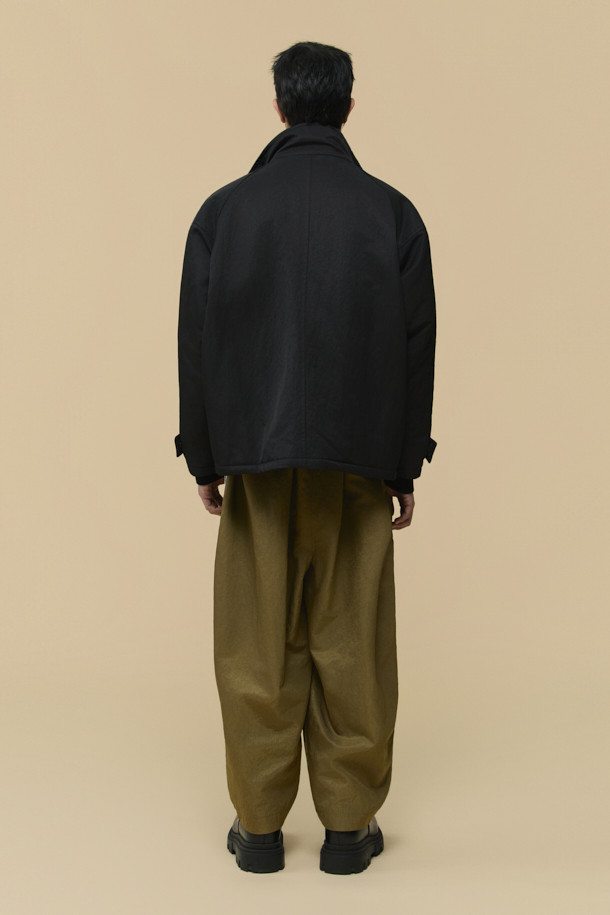 [HED MAYNER] 블랙 오버사이즈 핏 패딩 파카는 겨울철 일상과 출근룩에 모두 잘 어울리는 남성용 점퍼입니다. 부드러운 나일론 소재와 두꺼운 두께감으로 보온성을 높였으며, 오버핏 디자인과 라운드 숄더, 소매 스트랩 디테일이 특징입니다. 퀼팅 안감과 내외부 포켓 구성으로 실용성을 더했으며, 지퍼 여밈 방식으로 간편하게 착용할 수 있습니다. 미니멀하고 시크한 스타일을 연출하기에 좋으며, 다양한 룩에 활용하기 용이합니다.
