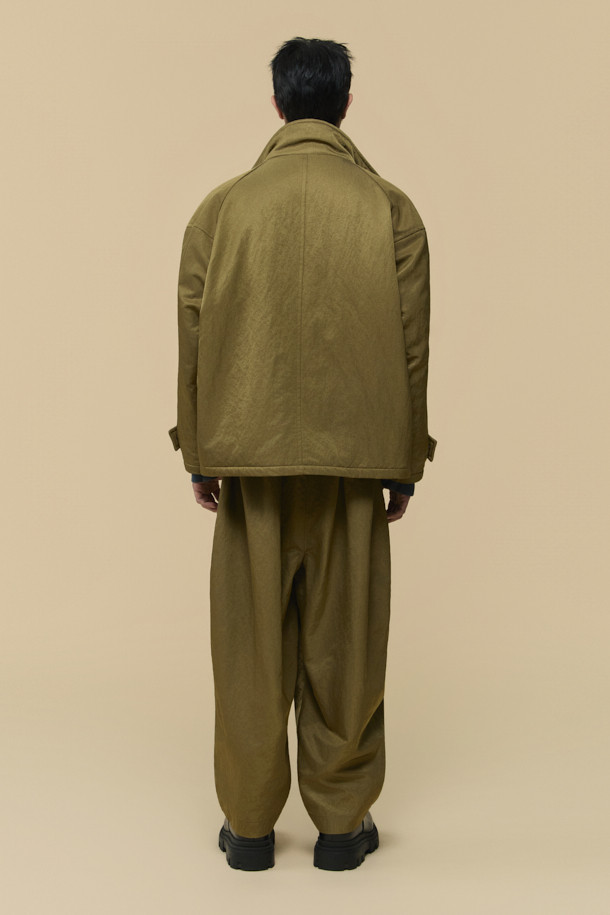 [HED MAYNER] 골드 오버사이즈 핏 패딩 파카는 겨울철 일상과 출근룩에 모두 잘 어울리는 남성용 아우터입니다. 모던한 무드의 무지 디자인에 오버핏으로 제작되어 편안하면서도 세련된 스타일을 연출합니다. 두꺼운 두께감의 나일론 소재와 퀼팅 안감으로 보온성을 높였으며, 구조적인 패턴과 소매 스트랩 디테일이 특징입니다. 집업 스타일로 간편하게 착용 가능하며, 내부 및 외부 포켓과 포켓 하단 포인트 라벨이 실용성을 더합니다. 미니멀, 클래식, 시크한 스타일을 즐기는 분들께 추천하는 패딩입니다.
