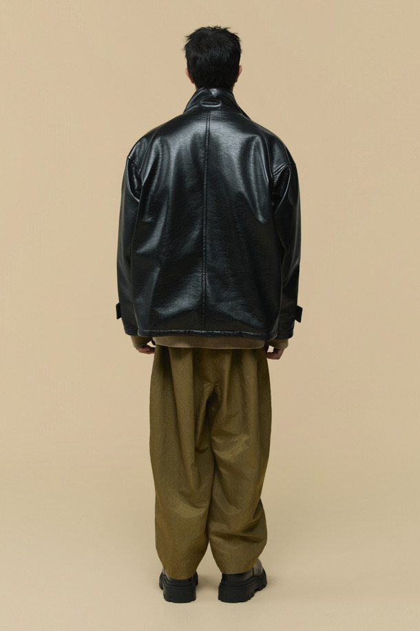 HED MAYNER (헤드 메이너)의 블랙 페이크 레더 패디드 파카는 겨울철 일상에서 모던하고 미니멀한 스타일을 연출하기에 완벽한 아우터입니다. 부드러운 합성 가죽 소재에 넉넉한 오버핏 실루엣으로 편안한 착용감을 선사하며, 퀼팅 안감과 두꺼운 두께로 뛰어난 보온성을 제공합니다. 라운드 숄더, 소매 스트랩, 내/외부 포켓, YKK 2-Way 지퍼, 은은한 광택감 등의 디테일이 돋보이며, 긴 소매 기장으로 세련된 분위기를 더합니다. 시크하고 캐주얼한 스타일을 즐기는 남성분들께 추천하는 아이템입니다.
