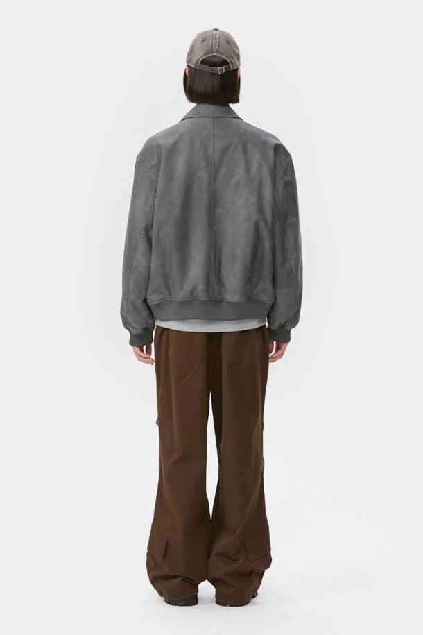 세련된 그레이 컬러의 소가죽 버시티 재킷입니다. 남녀 모두 착용 가능하며, 가을과 겨울에 따뜻하게 입을 수 있습니다. 오버핏 디자인에 YKK 2-Way 지퍼와 시보리 디테일로 스포티하고 캐주얼한 무드를 연출합니다. 부드러운 촉감의 두꺼운 소가죽 소재로 제작되어 편안함과 스타일을 동시에 잡았습니다. 출근룩과 모임룩 모두 소화 가능한, 캐주얼, 스포티, 미니멀 스타일을 즐기는 분들에게 추천합니다.
