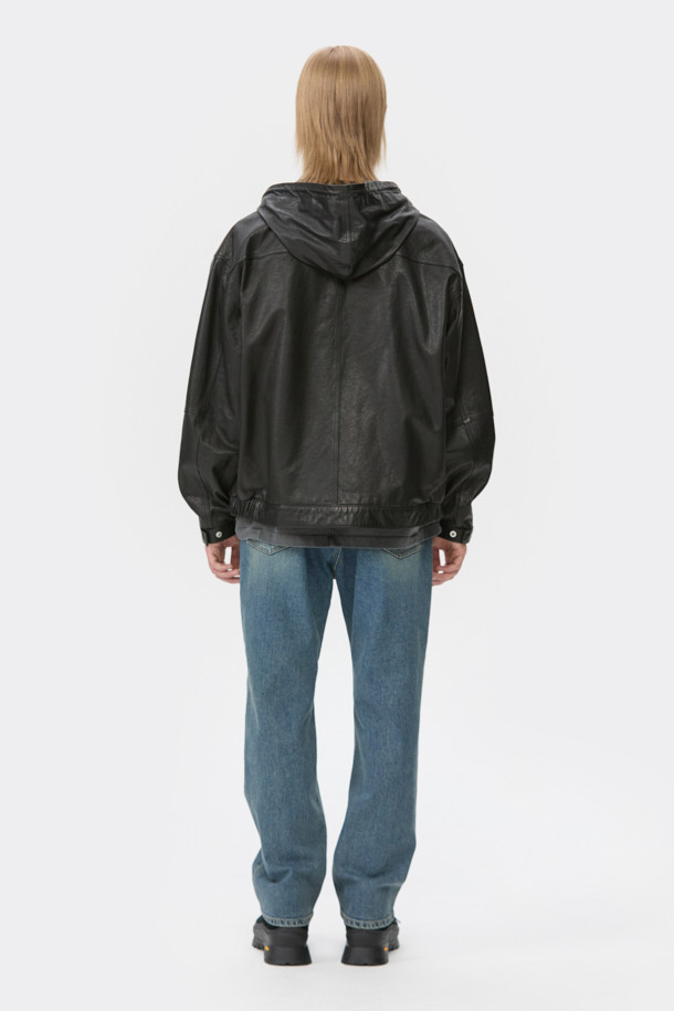 세련된 블랙 컬러의 소가죽 후드 집업 재킷입니다. 캐주얼, 클래식, 미니멀 스타일을 모두 아우르는 디자인으로, 봄, 가을 시즌에 활용하기 좋습니다. 부드러운 촉감과 두꺼운 두께감으로 편안하면서도 고급스러운 착용감을 선사합니다. YKK 지퍼를 사용하여 내구성을 높였으며, 데일리룩부터 모임룩, 출근룩까지 폭넓게 활용 가능합니다. 레귤러 핏으로 제작되어 어떤 체형에도 잘 어울립니다.
