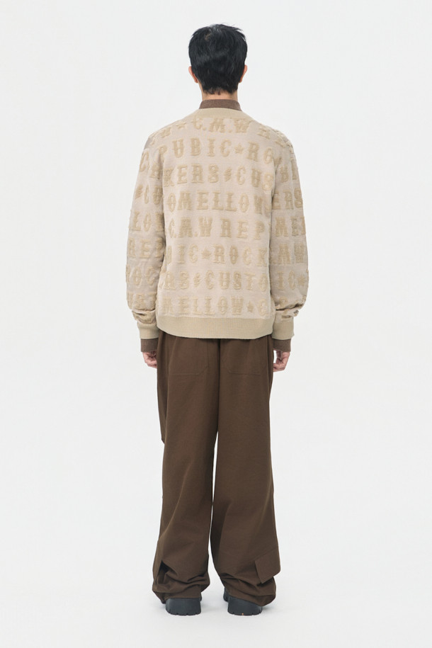 베이지 레터링 자카드 Y 가디건은 간절기에 스타일리시함을 더해줄 남성용 상의입니다. 부드러운 레이온, 아크릴, 울, 폴리에스테르 혼방 소재로 제작되어 편안한 착용감을 선사합니다. 크롭 기장에 릴랙스 핏으로 트렌디하며, 캐주얼, 미니멀, 클래식 스타일을 모두 아우르는 디자인입니다. 브이넥, 긴 소매, 얇은 두께감, 12GG의 자카드 짜임, 부드러운 촉감으로 이루어져 데이트룩과 봄 소풍룩에 적합합니다. 레터링 자카드 패턴이 돋보이는 이 가디건은 당신의 패션 감각을 한층 끌어올려 줄 것입니다.
