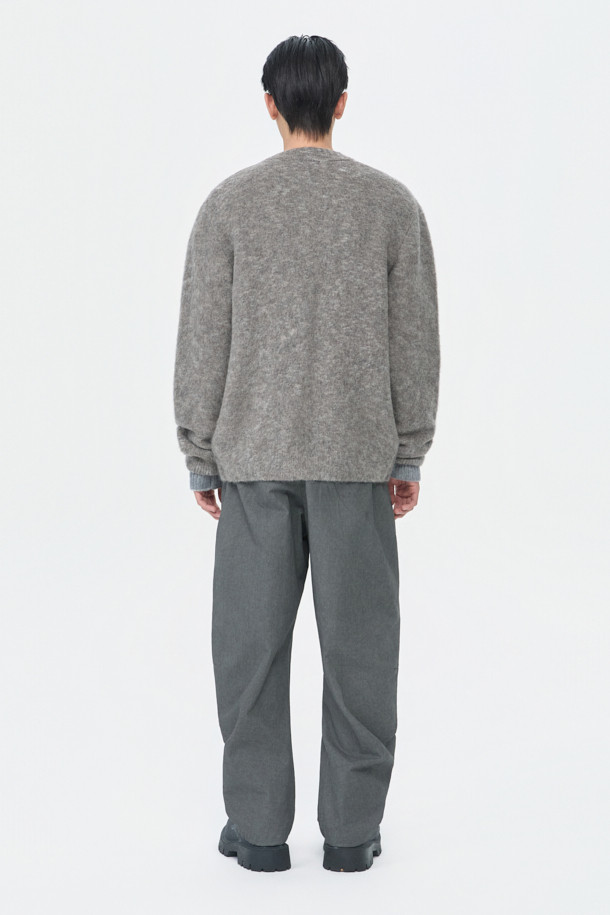 **Grey 모헤어 가디건**

부드러운 촉감의 그레이 컬러, 남성용 모헤어 가디건입니다. 릴랙스 핏에 브이넥 디자인으로 편안한 착용감을 선사하며, 가을/겨울 시즌에 적합합니다. 5GG 게이지, 멜란지 원사, 헤어리한 텍스처가 특징이며, 캐주얼, 미니멀, 클래식 스타일을 소화합니다. 출근룩과 모임룩 등 다양한 TPO에 활용 가능하며, 두꺼운 두께감으로 따뜻하게 착용할 수 있습니다. 아크릴, 나일론, 울, 모헤어, 폴리우레탄 혼방 소재로 제작되었습니다.
