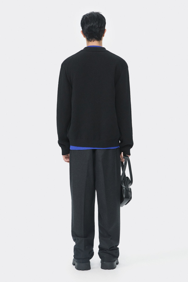 블랙 라인 칼라 가디건은 남성용 상의로, 가을과 겨울에 착용하기 좋은 두꺼운 두께의 니트/스웨터입니다. 코튼 86%와 울 14% 혼방 소재로 제작되어 부드러운 촉감을 선사하며, 퀼팅 안감으로 보온성을 높였습니다. 릴랙스 핏과 긴소매 디자인, 무지 패턴으로 베이직하고 미니멀한 스타일을 연출합니다. 2X1 립 카라와 1OZ 하스 충전재를 사용하여 아우터형 스웨터로도 활용 가능하며, 출근룩과 클래식, 미니멀, 캐주얼 스타일 모두에 잘 어울립니다.
