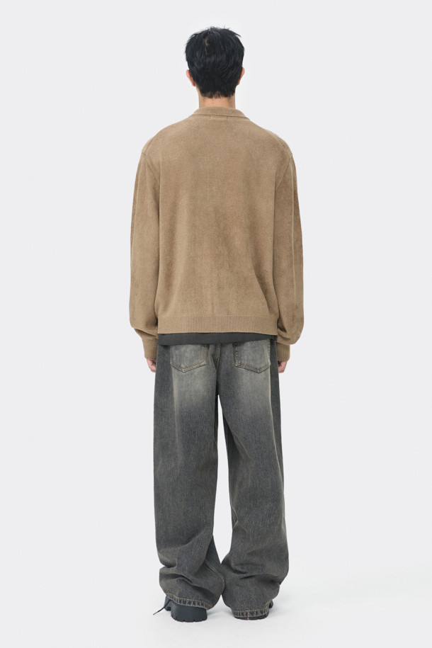 깊이 있는 분위기를 연출하는 브라운 컬러의 셔닐 카라 가디건입니다. 부드러운 촉감의 셔닐 원사를 사용하여 포근하고 따뜻한 착용감을 선사하며, 사이드 배색 파이핑 포인트가 은은한 멋을 더합니다. 릴랙스핏으로 편안하게 착용 가능하며, 가을, 겨울 시즌 데이트룩, 모임룩 등 다양한 TPO에 활용하기 좋습니다. 베이직, 캐주얼, 클래식, 미니멀 스타일을 즐기는 남성분들께 추천하며 버튼 여밈으로 간편하게 착용할 수 있습니다. 두꺼운 두께감으로 보온성을 높였습니다.
