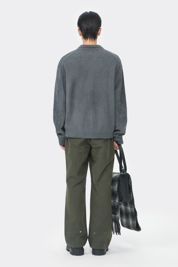 **그레이 셔닐 카라 가디건**은 부드러운 셔닐 원사를 사용하여 포근한 착용감을 선사합니다. 릴랙스 핏으로 편안함을 강조하며, 캐주얼 및 클래식 스타일을 모두 아우르는 디자인입니다. 카라넥과 사이드 배색 파이핑 디테일이 돋보이며, 버튼 여밈으로 간편하게 착용할 수 있습니다. 가을, 겨울철 출근룩과 모임룩에 활용하기 좋은 두꺼운 두께감의 긴소매 니트/스웨터입니다.
