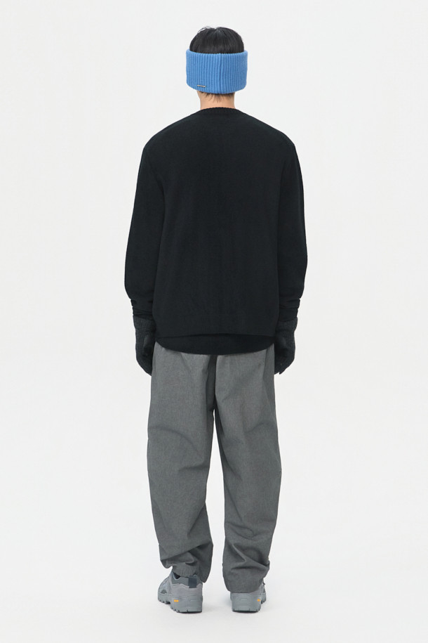 블랙 셔닐 라운드 짚 카디건은 부드러운 촉감의 셔닐 원사를 사용하여 제작된 남성용 니트/스웨터입니다. 가을, 겨울 시즌에 어울리며, 릴랙스 핏으로 편안하게 착용 가능합니다. 라운드넥 디자인에 투웨이 집업 여밈 방식으로 실용성을 더했으며, 어깨선 실리콘 테이프와 사이드 배색 파이핑 디테일로 포인트를 주었습니다. 출근룩과 모임룩, 캐주얼 및 미니멀 스타일을 즐겨 입는 남성에게 추천하는 베이직하고 세련된 아이템입니다. 두꺼운 두께감으로 따뜻하게 착용할 수 있습니다.
