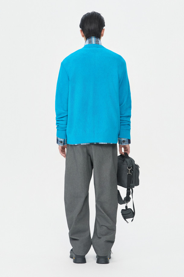 블루 쉐닐 라운드 짚 카디건은 부드러운 촉감의 릴랙스핏 남성용 가을/겨울 니트/스웨터입니다. 캐주얼, 미니멀, 클래식 스타일을 아우르며, 일상복이나 출근룩, 모임룩에 적합합니다. 두꺼운 두께감의 라운드넥 긴소매 디자인으로, 2-Way 짚업과 사이드 배색 파이핑 디테일이 특징입니다. 나일론, 레이온, 폴리에스터 혼방 소재로 제작되어 편안함과 보온성을 동시에 제공합니다.
