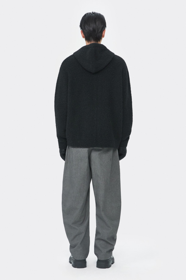 블랙 클라우드 후드 집업 가디건은 가을, 겨울 시즌의 캐주얼 스타일을 위한 남성 의류입니다. 부드러운 촉감의 웨이브 부클사를 사용하여 제작되었으며, 3GG 두께감으로 보온성을 높였습니다. 릴랙스핏으로 편안한 착용감을 제공하며, 캥거루 포켓과 2-Way 집업 디테일로 실용성을 더했습니다. 무지 디자인에 후드 네크라인으로 스포티한 느낌을 더하여 미니멀하고 클래식한 스타일을 연출하기 좋습니다. 폴리에스테르, 나일론, 아크릴, 울, 폴리우레탄 혼방의 고급 소재를 사용하여 제작되었습니다.
