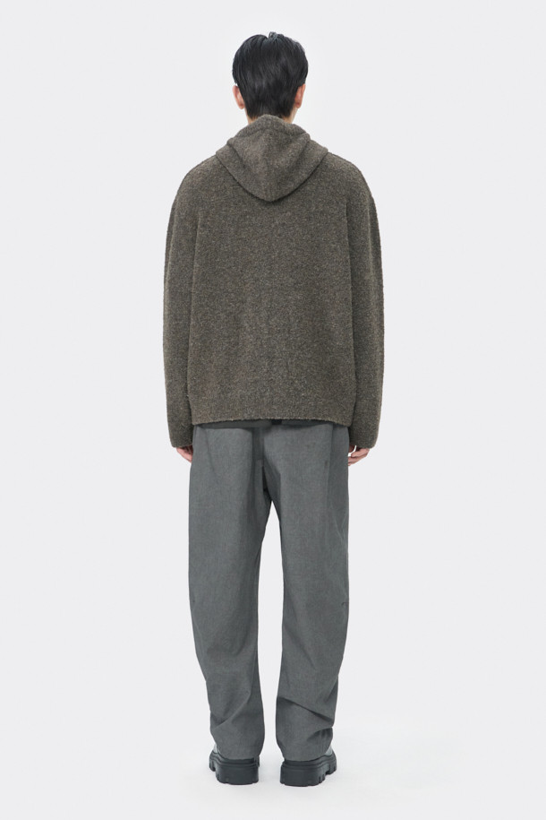 브라운 클라우드 후드 집업 가디건은 가을, 겨울 시즌에 어울리는 남성용 니트/스웨터입니다. 릴랙스핏으로 편안한 착용감을 선사하며, 두꺼운 두께감과 부드러운 촉감의 웨이브 부클사 소재로 제작되어 보온성을 높였습니다. 캥거루 포켓과 2-Way 집업 디테일이 실용성을 더하고, 후드 디자인으로 캐주얼하고 미니멀한 스타일을 연출합니다. 무지 패턴의 브라운 컬러로 다양한 스타일에 매치하기 용이한 데일리 아이템입니다.
