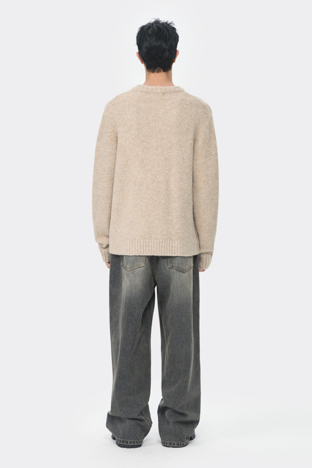 아이보리 셔닐 라운드 넥 스웨터는 가을과 겨울, 출근룩과 비즈니스 캐주얼에 어울리는 남성용 상의입니다. 부드러운 셔닐 소재로 제작되어 포근한 착용감을 선사하며, 레귤러 핏으로 편안하게 착용할 수 있습니다. 베이직한 디자인에 톤온톤 자가드 배색 스티치와 사이드 배색 파이핑 포인트를 더해 미니멀하면서도 클래식한 멋을 연출합니다. 두꺼운 두께감과 긴 소매 기장으로 보온성을 높였으며, 무지 패턴의 아이보리 컬러로 다양한 스타일과 매치하기 용이합니다. 일상에서 편안하게, 혹은 비즈니스 캐주얼 스타일로 활용하기 좋은 아이템입니다.
