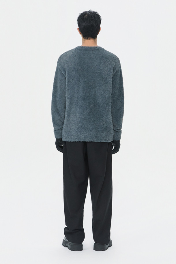 그레이 헤어리 라운드 넥 스웨터는 남성용으로, 가을과 겨울에 따뜻하게 입을 수 있는 두꺼운 두께의 상의입니다. 부드러운 촉감과 베이직하고 캐주얼한 스타일로, 데일리룩과 모임룩 모두에 활용하기 좋습니다. 레귤러 핏에 긴 소매 기장으로 제작되었으며, 라운드 넥 디자인과 헤어리 패턴이 특징입니다. 날개사 소재를 사용하여 포근함을 더하였으며, 캐주얼, 클래식, 미니멀 스타일을 즐겨 입는 분들께 추천합니다.
