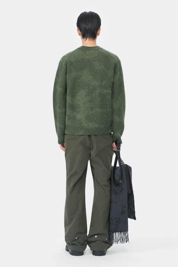 그린 스테인 프린팅 라운드 넥 스웨터는 RWS Wool 100% 원사를 사용하여 제작되어 부드러운 촉감을 선사합니다. 남성용으로, 가을과 겨울에 따뜻하게 착용할 수 있는 두꺼운 두께감의 레귤러핏 스웨터입니다. 캐주얼, 클래식, 미니멀 스타일을 소화하며, 출근룩과 모임룩으로 활용하기 좋습니다. 라운드넥 디자인에 스테인 프린트가 더해져 개성 있는 스타일을 연출합니다. 긴 소매 기장으로 보온성을 높였습니다.
