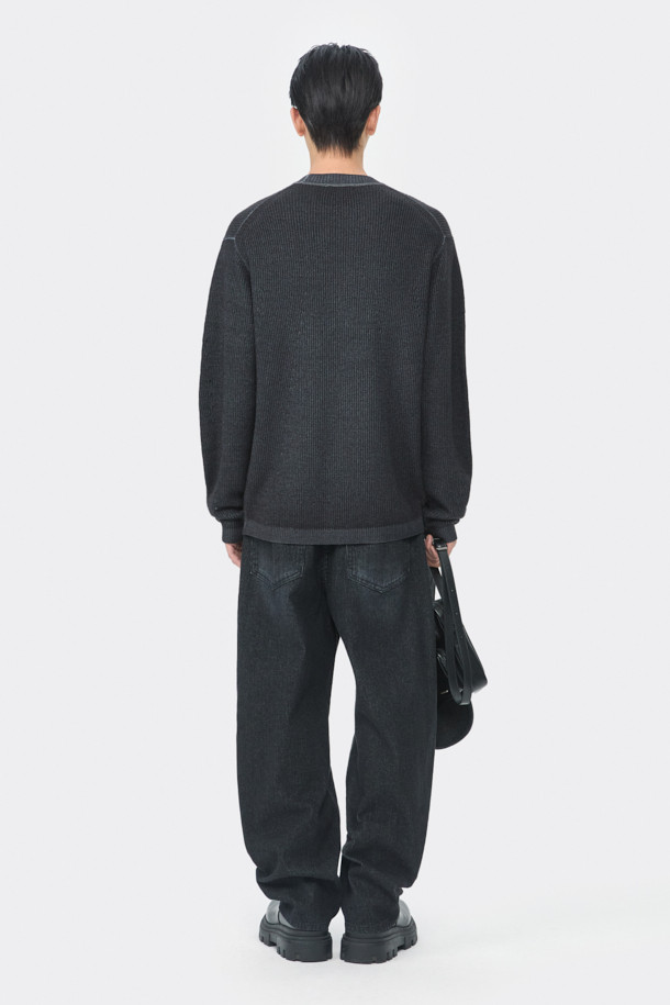 블랙 색상의 가먼트 다잉 라운드넥 스웨터입니다. 메리노울 100% 원사를 사용하여 부드러운 촉감을 선사하며, 매직워싱 가공으로 편안한 착용감을 느낄 수 있습니다. 릴랙스핏으로 제작되어 편안하고, 가을, 겨울 시즌 데일리룩이나 출근룩, 비즈니스 캐주얼에 적합합니다. 베이직, 미니멀, 클래식 스타일을 즐겨 입는 남성분들에게 추천합니다. 두꺼운 두께감의 긴소매 디자인으로 보온성을 높였습니다.
