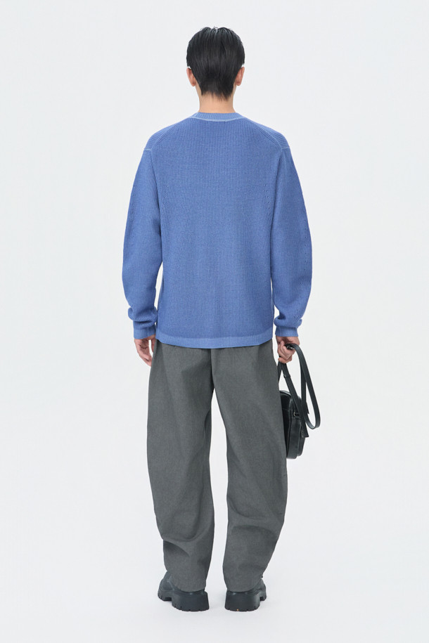 가먼트다잉 공법으로 제작된 블루 라운드넥 스웨터입니다. 울 소재로 제작되어 부드러운 촉감과 두꺼운 두께감으로 가을, 겨울철 따뜻하게 착용하기 좋습니다. 릴랙스핏으로 편안한 착용감을 선사하며, 베이직하고 캐주얼한 스타일로 다양한 룩에 매치하기 좋습니다. 매직워싱 가공을 거쳐 자연스러운 멋을 더했으며, 출근룩과 모임룩은 물론 캐주얼, 클래식, 미니멀 스타일까지 소화 가능한 활용도 높은 아이템입니다. 긴 소매 기장으로 보온성을 높였습니다.
