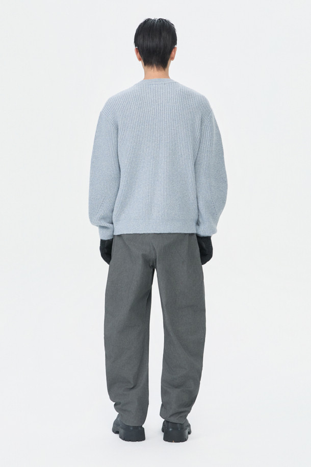 세련된 블루 메탈얀 넥 스웨터는 가을과 겨울, 당신의 스타일을 한층 끌어올려 줄 남성용 니트입니다. 부드러운 촉감의 폴리에스테르, 아크릴, 나일론, 메탈, 울 혼방 소재로 제작되어 편안한 착용감을 선사하며, 라운드넥과 긴 소매, 릴랙스 핏이 베이직하면서도 캐주얼한 무드를 연출합니다. 특히 메탈사가 더해져 은은하게 빛나는 세련된 컬러감이 돋보이며, 골지 패턴과 두꺼운 두께감으로 따뜻함까지 놓치지 않았습니다. 출근룩이나 모임룩 등 다양한 TPO에 활용 가능하며, 캐주얼, 클래식, 미니멀 스타일 모두 소화 가능한 매력적인 아이템입니다.
