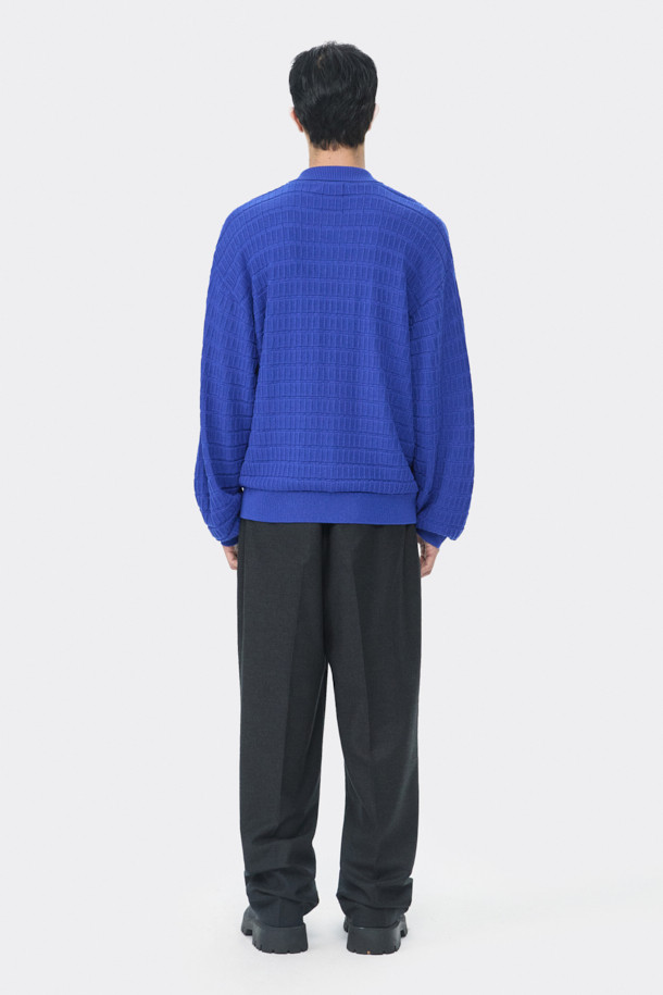 블루 칼라 파인 텍스쳐드 스웨터는 남성용 니트/스웨터로, 가을과 겨울에 착용하기 좋은 베이직 스타일의 제품입니다. 램스울 혼방 소재로 제작되어 부드러운 촉감과 두꺼운 두께감을 자랑하며, 크롭 기장과 릴랙스 핏으로 편안한 착용감을 선사합니다. 무지 패턴에 칼라넥 디자인, 긴 소매로 클래식, 미니멀, 캐주얼 스타일을 모두 소화할 수 있습니다. 특히, 독특한 조직감의 편직 디자인이 돋보이는 제품입니다.
