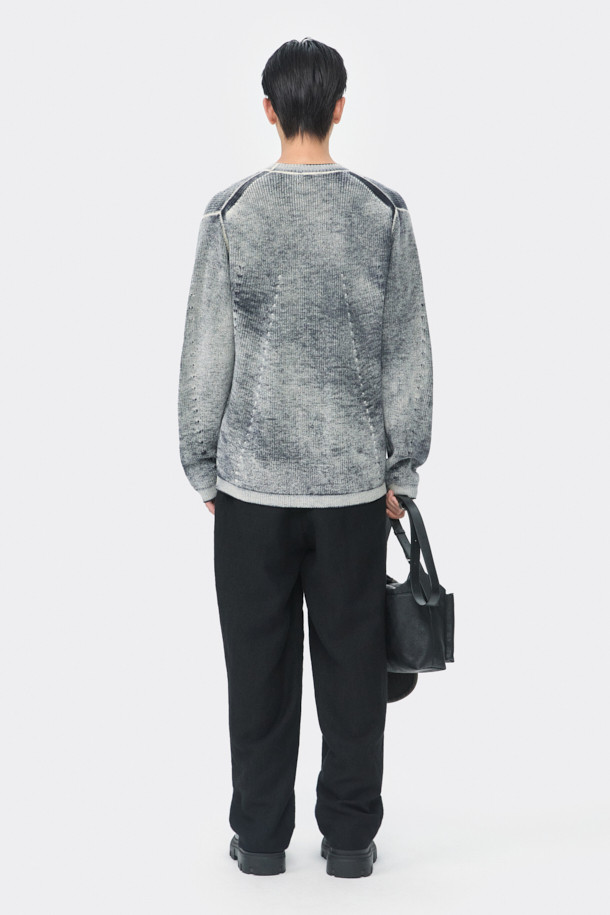 블랙 염색 라운드 넥 스웨터입니다. 메리노 울 100% 소재로 제작되어 부드러운 촉감을 선사하며, 가을과 겨울에 따뜻하게 입을 수 있습니다. 릴랙스 핏으로 편안함을 강조했으며, 베이직한 스타일로 다양한 룩에 활용하기 좋습니다. 출근룩이나 모임룩에 클래식, 미니멀, 캐주얼 스타일로 연출해 보세요. 뒷면에 백 프린팅 가공으로 포인트를 더했습니다.
