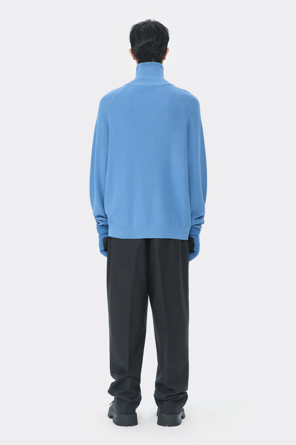 블루 터틀넥 사이드 지퍼 스웨터는 가을과 겨울에 어울리는 남성용 베이직 스타일 니트 스웨터입니다. 울, 코튼, 레이온 혼방 소재로 제작되어 산뜻한 촉감을 선사하며, 14GG 두께로 보온성을 더했습니다. 릴랙스핏으로 편안한 착용감을 제공하며, 사이드 지퍼 디테일이 특징입니다. 출근룩과 비즈니스 캐주얼에 활용하기 좋으며, 클래식, 미니멀, 캐주얼 스타일을 모두 소화할 수 있습니다.
