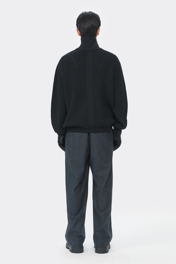 블랙 터틀넥 하프 집업 스웨터는 가을, 겨울 시즌에 어울리는 남성용 상의입니다. 부드러운 면과 울 혼방 소재로 제작되어 얇지만 보온성이 뛰어나며, 레귤러 핏으로 편안하게 착용 가능합니다. 미니멀하고 베이직한 디자인으로 출근룩, 비즈니스 캐주얼 등 다양한 TPO에 활용하기 좋습니다. 12GG 골조직 짜임과 하프 집업 디테일이 특징이며, 긴 소매와 터틀넥/하프넥 디자인으로 세련된 스타일을 연출합니다.

