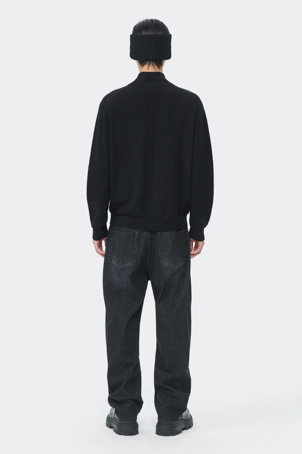 네, 알겠습니다. 주어진 정보를 바탕으로 블랙 터틀넥 스웨터에 대한 상세 설명을 작성하겠습니다.

**블랙 터틀넥 스웨터**

부드러운 울 소재로 제작되어 가을과 겨울, 포근한 착용감을 선사하는 블랙 터틀넥 스웨터입니다. 레귤러 핏에 긴 소매 기장으로, 베이직한 디자인과 두꺼운 두께감이 특징입니다. 출근룩, 비즈니스 캐주얼, 모임룩 등 다양한 TPO에 활용 가능하며, 클래식, 미니멀, 시크한 스타일을 연출하기 좋습니다. 무지 디자인에 배색 자수 포인트로 은은한 멋을 더했습니다.
