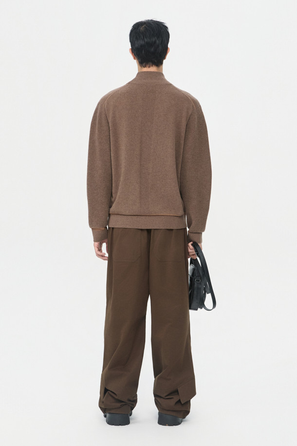 남성용 브라운 터틀넥 스웨터입니다. 가을과 겨울에 어울리는 두꺼운 두께감의 울 소재로 제작되어 부드러운 촉감을 선사합니다. 베이직하고 미니멀한 스타일로, 레귤러 핏과 긴 소매 기장으로 편안함을 더했습니다. 하찌 조직 소매와 자수사 배색 디테일이 특징이며, 데일리룩에 클래식한 무드를 더해줍니다. 일상생활에서 폭넓게 활용하기 좋은 아이템입니다.
