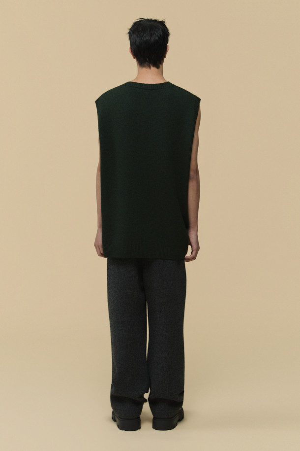 [HED MAYNER] 그린 울 트위스티드 베스트는 모던한 스타일을 추구하는 분들을 위한 아이템입니다. 부드러운 울 소재와 릴랙스 핏으로 편안한 착용감을 선사하며, 비틀린 비대칭 실루엣과 트위스트 절개 구조가 독특한 매력을 더합니다. 펠트 워싱 가공과 자연스러운 보풀감, 입체적인 표면 질감이 특징이며, V넥 디자인과 민소매 기장으로 클래식, 미니멀, 시크한 무드를 연출합니다. 모임룩에 포인트를 더할 수 있는 베스트입니다.
