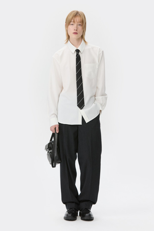 클래식한 스타일을 뽐내는 블랙 스트라이프 넥타이입니다. 부드러운 실크 소재로 제작되어 고급스러운 촉감을 선사하며, 안감에는 로고 자수 디테일이 더해져 세련됨을 더했습니다. 레지멘탈 스트라이프 패턴은 어떤 룩에도 포인트를 주어 오피스룩, 비즈니스 캐주얼, 회의룩 등 다양한 TPO에 활용하기 좋습니다. 미니멀한 디자인으로 유행을 타지 않고 오랫동안 착용할 수 있습니다.
