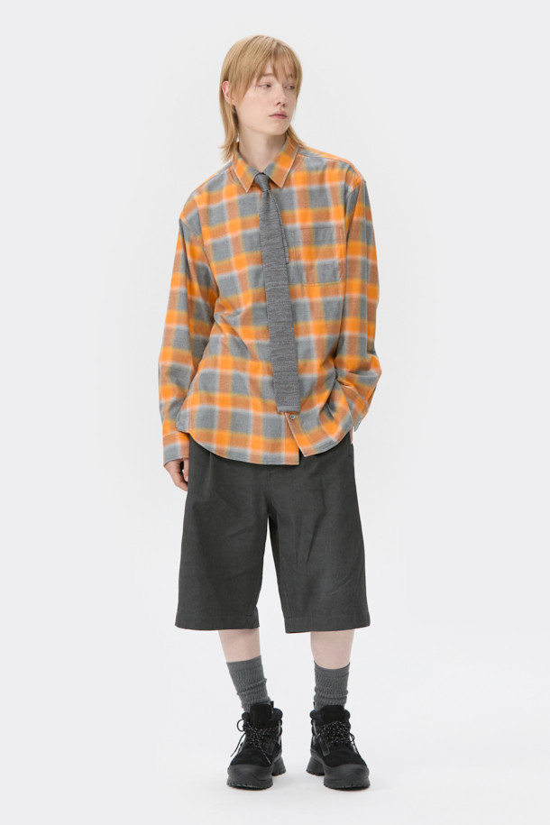 세련된 스타일을 완성하는 그레이 니트 넥타이입니다. 남성용으로, 베이직하면서도 클래식한 디자인이 특징입니다. 폴리에스테르 소재로 제작되어 형태 유지력이 뛰어나고 내구성이 좋습니다. 니트 조직 텍스처와 스퀘어 팁 디자인이 돋보이며, 오피스룩, 비즈니스 캐주얼, 회의룩 등 다양한 TPO에 활용하기 좋습니다. 미니멀한 스타일을 선호하는 분들께 추천합니다.
