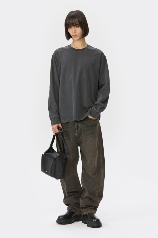 세련된 블랙 색상의 인조 가죽 크로스백입니다. 미니멀하고 포멀한 스타일로, 오피스룩, 비즈니스 캐주얼, 모임룩 등 다양한 TPO에 활용하기 좋습니다. 사각 모양에 버클과 로고 리벳 장식이 포인트로, 고급스러운 질감을 더합니다. 내부에는 다양한 수납 포켓이 있어 실용적이며, 길이 조절이 가능하여 편리하게 사용할 수 있습니다. 시크하고 클래식한 스타일을 연출하고 싶은 남성분들께 추천합니다.
