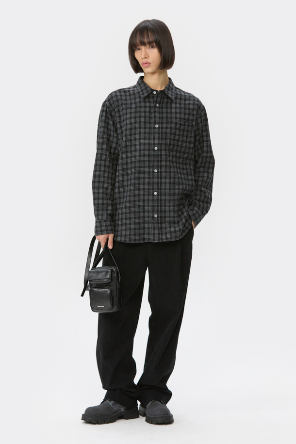 세련된 남성 스타일을 완성하는 블랙 가죽 미니 크로스백입니다. 부드러운 가죽 소재와 은은한 광택 마감으로 고급스러운 분위기를 자아냅니다. 미니멀한 디자인에 로고 장식으로 포인트를 더했으며, 내부 카드 포켓이 있어 실용성을 높였습니다. 사이즈 조절이 가능한 스트랩으로 편안한 착용감을 제공하며, 오피스룩, 비즈니스 캐주얼, 모임룩 등 다양한 TPO에 활용할 수 있습니다. 미니멀, 클래식, 시크한 스타일을 즐기는 남성분들께 추천합니다.
