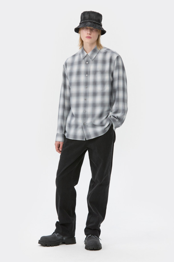 블랙 워시드 데님 버킷햇은 캐주얼, 미니멀, 레트로 스타일을 즐기는 당신을 위한 아이템입니다. 봄, 여름, 가을 계절에 적합하며, 데님 소재에 워싱 처리하여 빈티지한 텍스처와 불균일한 워싱으로 독특한 매력을 더했습니다. 깊은 모자 깊이와 안정적인 챙 넓이로 편안한 착용감을 선사하며, 로고 금속 장식이 디자인의 포인트를 더합니다. 동네 마실룩, 산책룩, 여행룩 등 다양한 TPO에 활용하여 스타일리시함을 연출해보세요.
