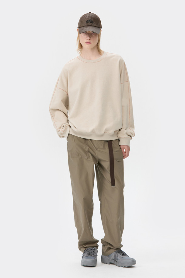 브라운 텍스처 캡은 부드러운 합성가죽 소재로 제작되어 봄, 여름, 가을 계절에 착용하기 좋습니다. 일반적인 깊이와 챙 넓이로 디자인되었으며, 로고 패턴과 자수, 리벳 장식이 돋보입니다. 텍스처 소재와 은은한 광택감이 특징이며, 캐주얼, 미니멀, 클래식 스타일을 즐기는 분들께 추천합니다. 동네 마실룩, 산책룩, 여행룩 등 다양한 TPO에 활용할 수 있으며, 사이즈 조절 기능으로 편안한 착용감을 제공합니다.
