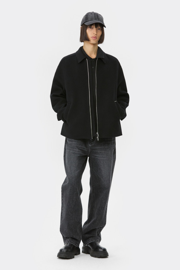 블랙 워시드 데님 캡은 캐주얼, 클래식, 미니멀 스타일을 즐기는 분들을 위한 데일리 모자입니다. 부드러운 촉감의 데님과 면 혼방 소재로 제작되어 봄, 여름, 가을 계절에 착용하기 좋습니다. 깊은 모자 깊이와 일반 챙 넓이로 편안한 착용감을 선사하며, 빈티지한 워싱 디테일이 돋보입니다. 클래식한 볼캡 쉐입에 로고 리벳 장식과 후면 비죠 디테일로 포인트를 더했습니다. 사이즈 조절이 가능하여 누구나 편안하게 착용할 수 있으며, 동네 마실룩, 산책룩, 여행룩 등 다양한 TPO에 활용하기 좋습니다.
