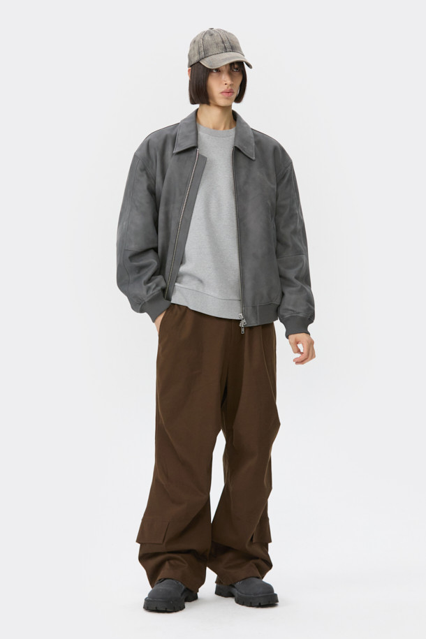 그레이 워싱 데님 캡은 캐주얼, 미니멀, 클래식 스타일을 선호하는 분들을 위한 데일리 패션 아이템입니다. 봄, 여름, 가을 계절에 착용하기 좋으며, 동네 마실룩, 산책룩, 여행룩 등 다양한 TPO에 활용할 수 있습니다. 워싱 처리된 데님 소재와 깊은 핏, 일반 챙 넓이가 편안한 착용감을 선사하며 빈티지한 텍스처가 매력적입니다. 사이즈 조절이 가능하며, 로고 리벳과 비죠 디테일이 디자인의 포인트를 더합니다. 무지 디자인으로 어떤 스타일에도 쉽게 매치할 수 있습니다.
