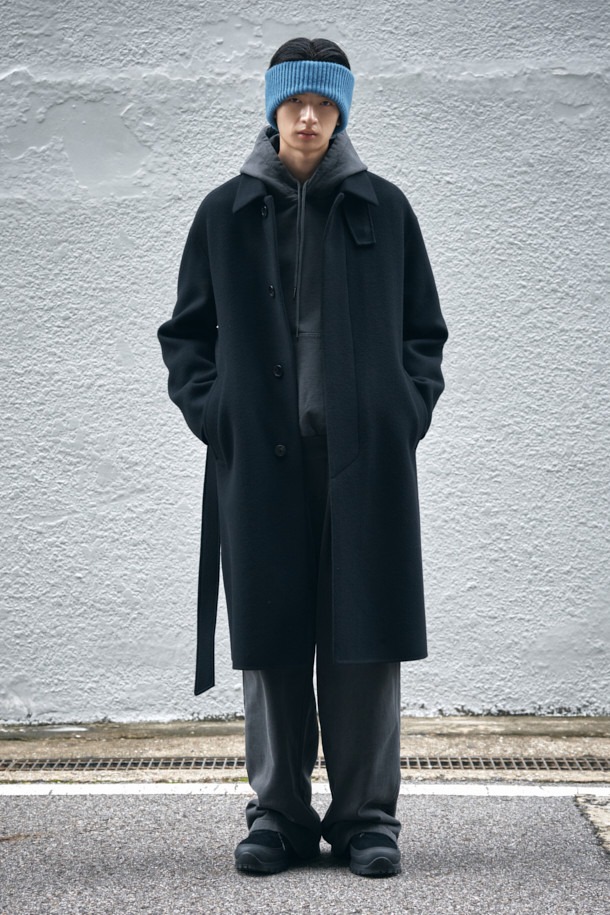 블랙 캐시미어 블렌디드 맥 코트는 미니멀하고 클래식한 스타일을 추구하는 분들을 위한 아우터입니다. 울, 나일론, 캐시미어, 폴리우레탄의 혼방 소재로 제작되어 부드러운 촉감과 고급스러운 분위기를 선사합니다. 히든 버튼 여밈 방식과 오버핏 실루엣으로 편안하면서도 세련된 핏을 연출하며, 탈부착 가능한 허리 벨트와 비죠 장식으로 다양한 스타일을 연출할 수 있습니다. 가을, 겨울 시즌에 출근룩, 오피스룩, 모임룩 등 다채로운 TPO에 활용 가능하며, 핸드메이드 공법 봉제와 둥근 모서리 포켓 등의 디테일이 돋보입니다. 상체 상단 부분만 안감 처리되어 보온성을 더했습니다.
