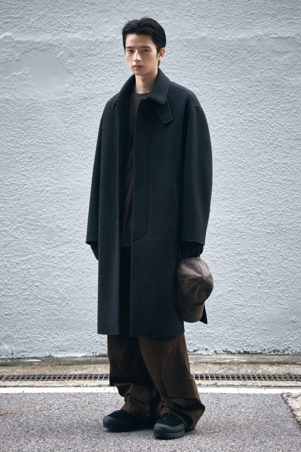 그레이 캐시미어 블렌드 맥 코트는 남성 고객을 위한 아우터입니다. 가을과 겨울에 어울리는 두꺼운 두께감으로, 캐시미어, 울, 나일론, 폴리우레탄 혼방 소재를 사용하여 부드러운 촉감을 선사합니다. 히든 버튼 여밈 방식의 롱 기장 오버핏 코트로, 클래식, 미니멀, 시크 스타일을 연출하기 좋습니다. 탈부착 가능한 허리 벨트와 비죠 장식, 핸드메이드 봉제, 둥근 포켓 디자인, 상체 상단 안감 적용 등 디테일이 돋보이며, 출근룩, 비즈니스 캐주얼, 모임룩에 활용하기 좋습니다.
