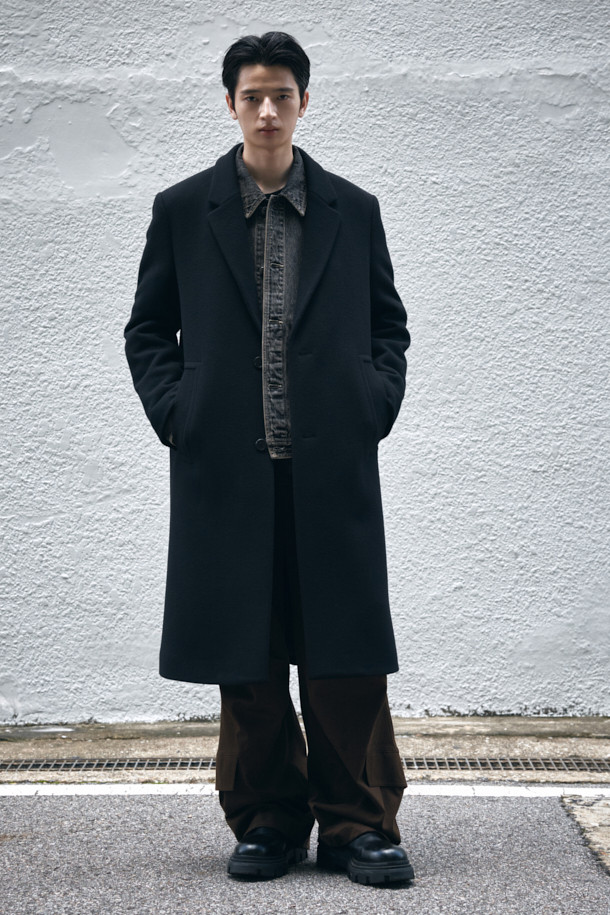 블랙 캐시미어 블렌디드 싱글 코트는 남성 고객을 위한 가을/겨울용 아우터입니다. 울, 캐시미어, 폴리에스테르, 나일론, 레이온, 코튼 등 다양한 소재를 혼방하여 부드러운 촉감과 두꺼운 두께를 자랑합니다. 클래식하고 미니멀한 스타일로, 오피스룩, 비즈니스 캐주얼, 모임룩 등 TPO에 맞춰 시크하게 연출할 수 있습니다. 너치드 라펠, 2버튼, 사이드 다트, 숄더 다트, 어깨 패드, 포켓 스티치 디테일이 돋보이는 레귤러핏 싱글 코트입니다. 긴 소매 기장의 무지 디자인으로 어떤 스타일에도 쉽게 매치할 수 있습니다.
